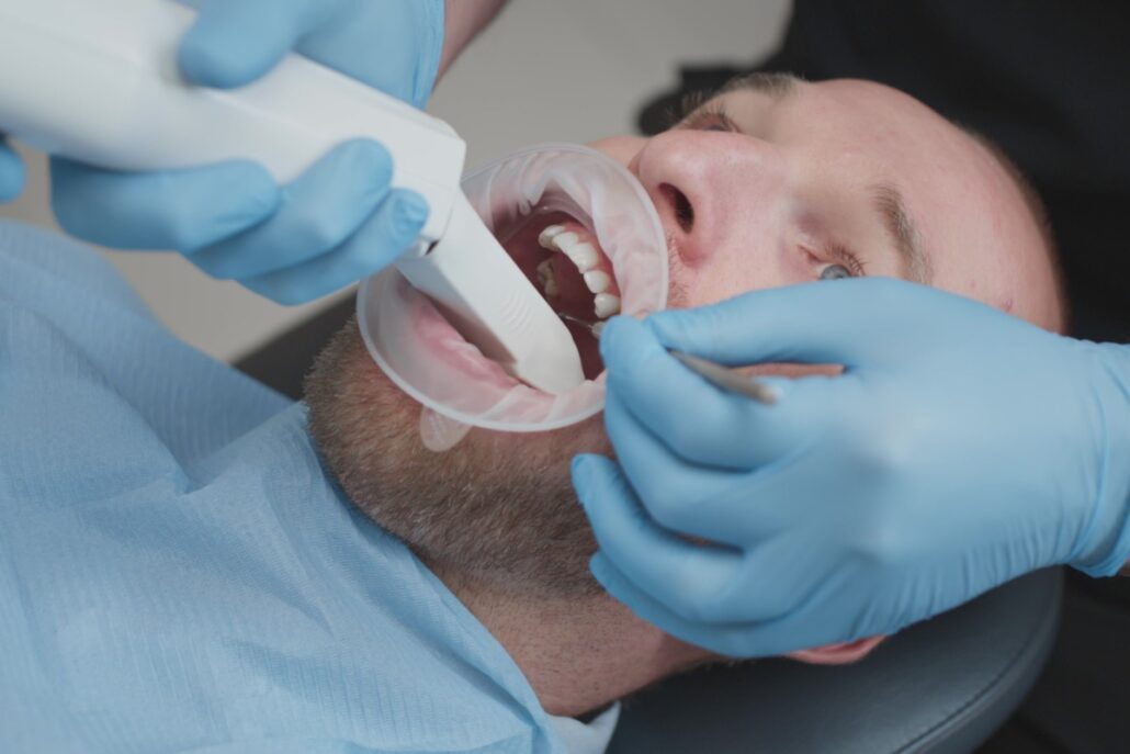 medic utilizează scanner digital pentru a obține amprenta dentară a unui pacient