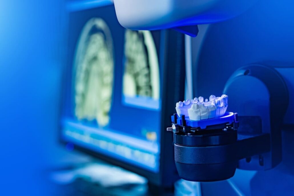 amprenta digitala pe fundal, iar in prim-plan o lucrare protetica