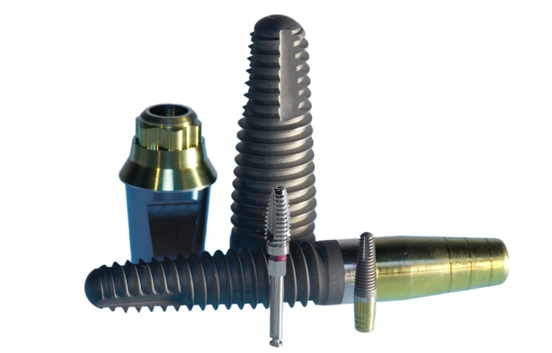 implanturi dentare din titan anodizat