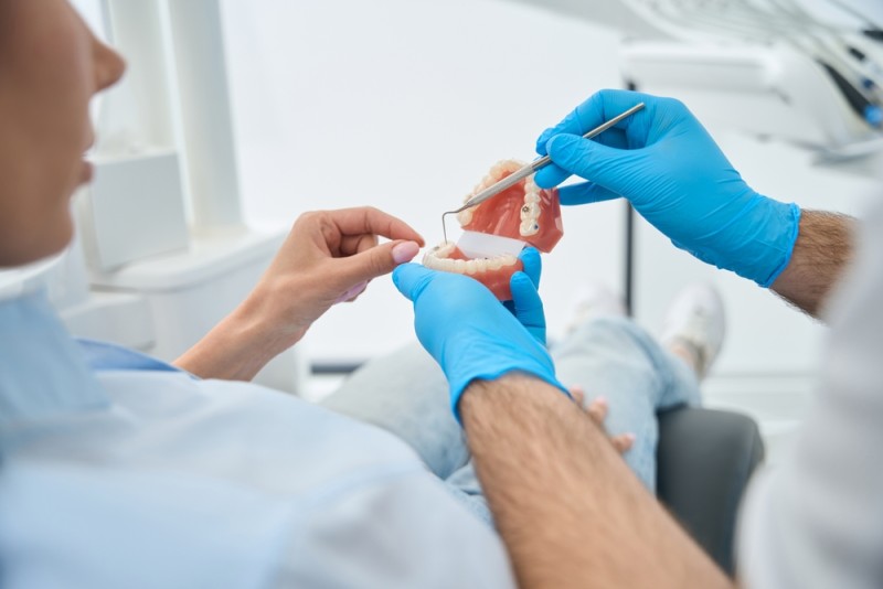 Echipa de îngrijire dentară lucrând împreună