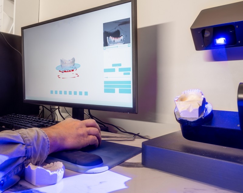 Imagine cu un laborator dentar modern si cu trasabilitate digitală